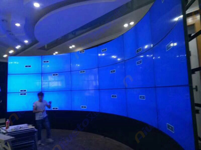 艾維圖18臺55寸弧形大屏幕液晶拼接解決方案及案例展示:進駐昆明某企業(yè)會議室